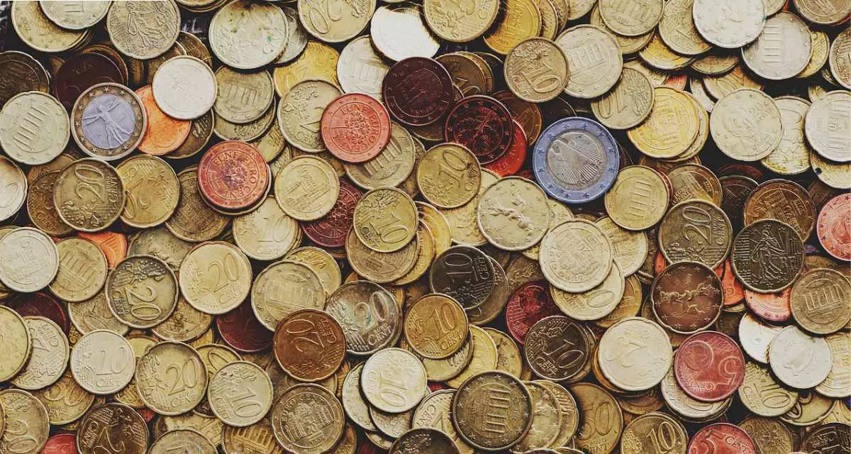 Euro- und Cent-MÃ¼nzen liegen durcheinander.