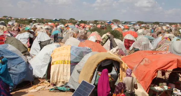 Die meisten FlÃ¼chtlinge fliehen innerhalb der eigenen Landesgrenzen oder in benachbarte Staaten, hier ein FlÃ¼chtlingscamp fÃ¼r Binnenvertriebene in Somalia 2014. Foto: Amisom Public Information, wikimedia CC0