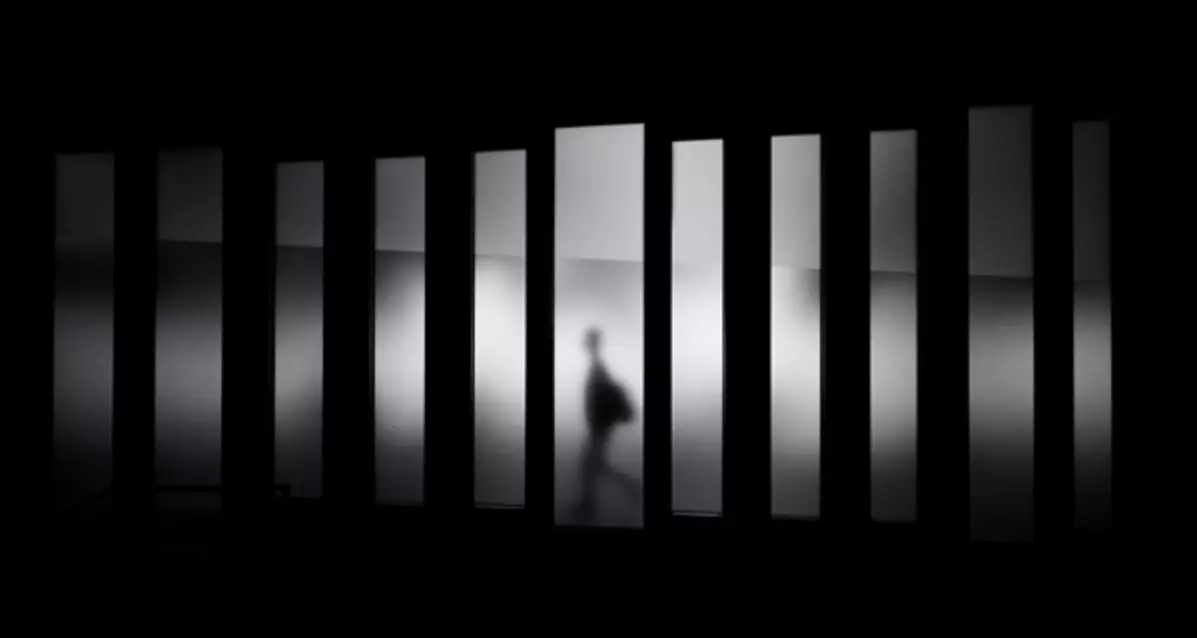 Schatten hinter Spiegel als Symbolbild fÃ¼r Einsamkeit. Foto: Photo by David Werbrouck on Unsplash.com.