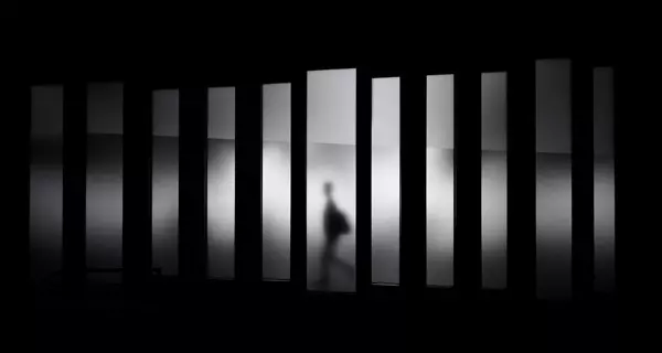 zum Dossier (Schatten hinter Spiegel als Symbolbild fÃ¼r Einsamkeit. Foto: Photo by David Werbrouck on Unsplash.com)