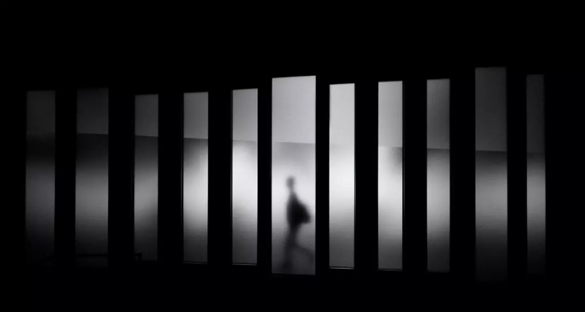 Ein Schatten hinter Spiegeln