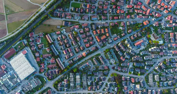 Luftaufnahme der Stadt Ehningen, 2016. Foto: unsplash.com / Max BÃ¶ttinger.