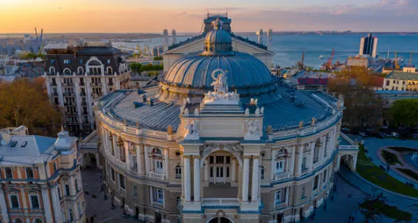 Hafen von Odessa mit Opernhaus | unsplash.com | Foto: Alexey Savchenko