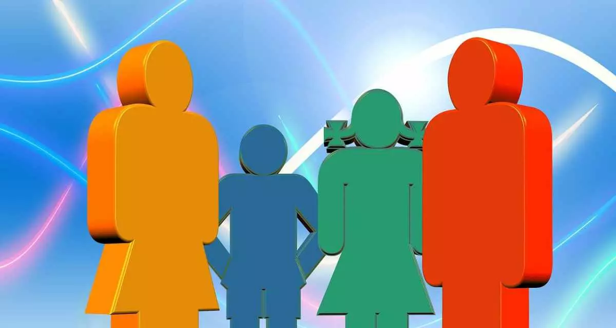 Bunte Umrisse menschlicher Figuren vor blauem Hintergrund.