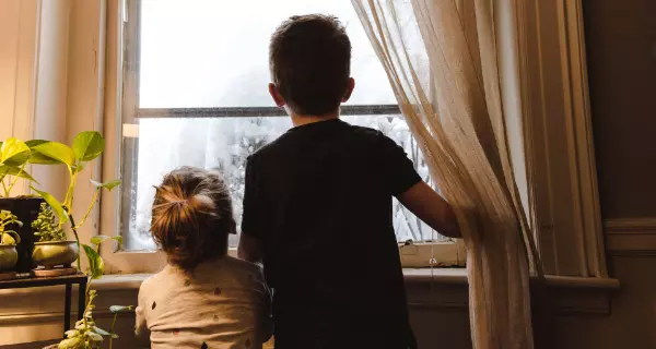 Kinder schauen aus dem Fenster. Seit der Pandemie geht es Kindern und Jugendlichen deutlich schlechter. Zu diesem Ergebnis kommen mehrere Studien. Foto: unsplash.com/kelly-sikkema