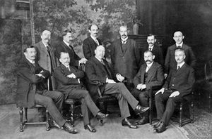 Provisorische Badische Volksregierung 1918. Foto: Stadtarchiv Karlsruhe 8PBS oIV 220. Provisorische Badische Volksregierung 1918. Foto: Stadtarchiv Karlsruhe 8PBS oIV 220.