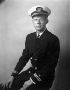 John F. Kennedy 1942 als Marineoffizier John F. Kennedy 1942 als Marineoffizier
