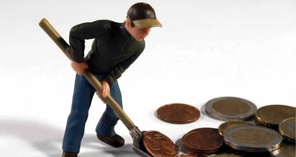 Eine Spielfigur schaufelt Cent-MÃ¼nzen.