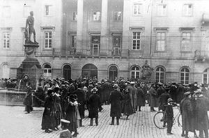 Menschenmenge vor dem Karlsruher Rathaus im November 1918. Foto: Stadtarchiv Karlsruhe 8PBS oVI 226. Menschenmenge vor dem Karlsruher Rathaus im November 1918. Foto: Stadtarchiv Karlsruhe 8PBS oVI 226.