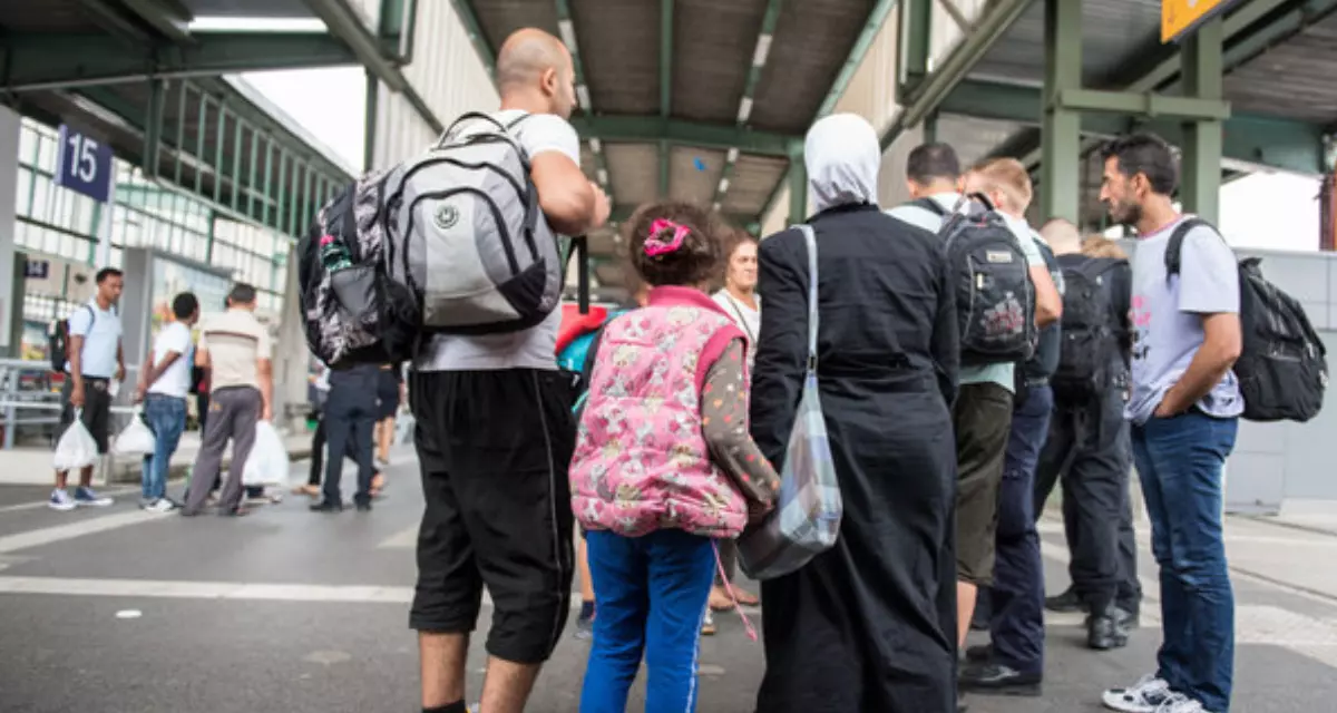 Schutzsuchende aus Syrien am Stuttgarter Hauptbahnhof, 2015. Foto: picture alliance / Wolfram Kastl.