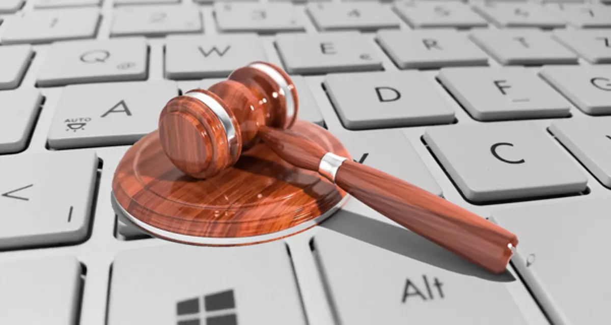 Gerichtshammer auf Tastatur. Symbolfoto fÃ¼r Cyber-Gesetze. Foto: pixabay.com | pradiprout / CC0 Creative Commons.