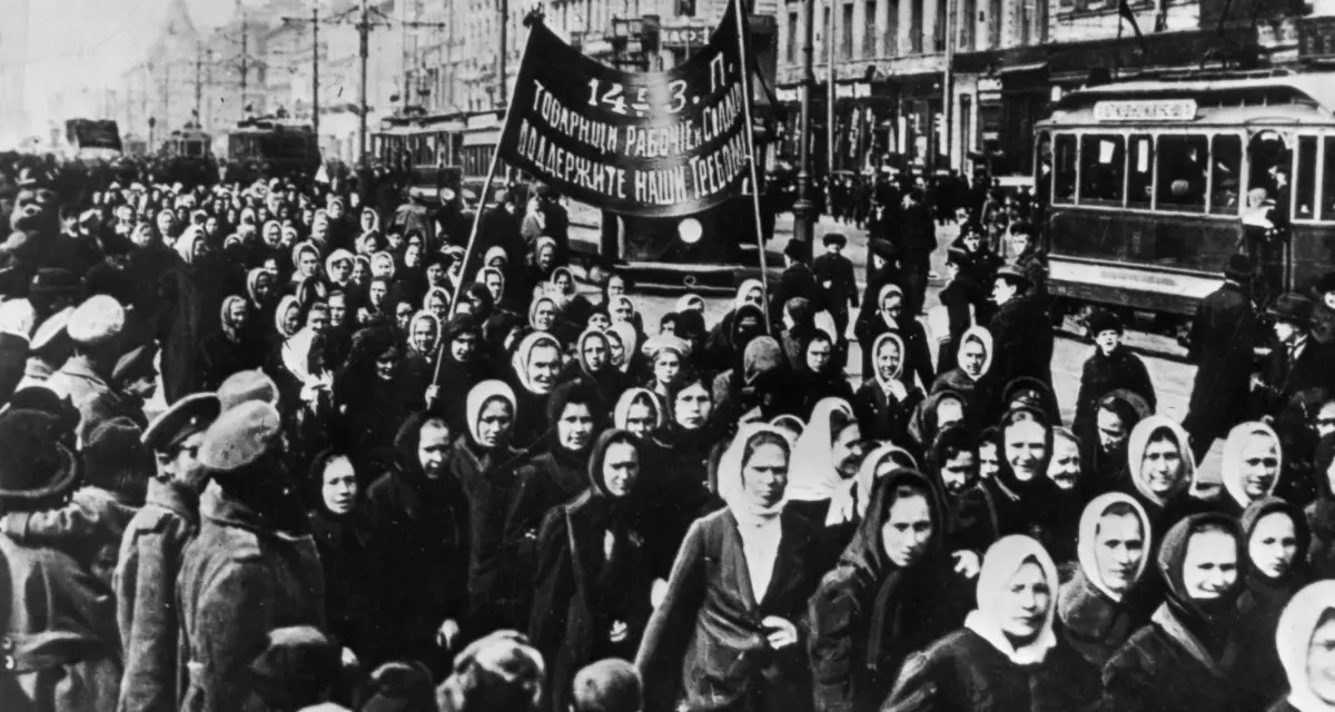 Demonstration am 8. MÃ¤rz 1917 in Petrograd, heute St. Petersburg. Foto: wikimedia, public domain (gemeinfrei)