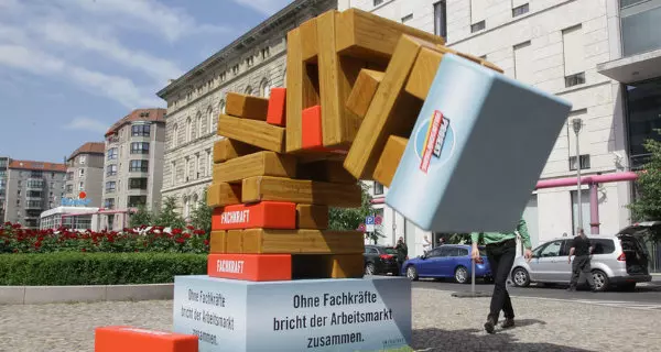 Fehlen die FachkrÃ¤fte, kippt der Turm. Foto: INSM, flickr, CC BY-ND 2.0