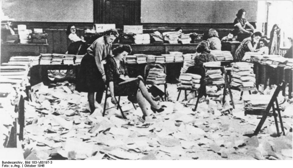 Das BÃ¼ro fÃ¼r Druckschriftenherstellung nach dem Ende des ersten NÃ¼rnberger Prozesses gegen die Hauptkriegsverbrecher. Foto: Bundesarchiv, Bild 183-V00197-3 / CC-BY-SA 3.0.