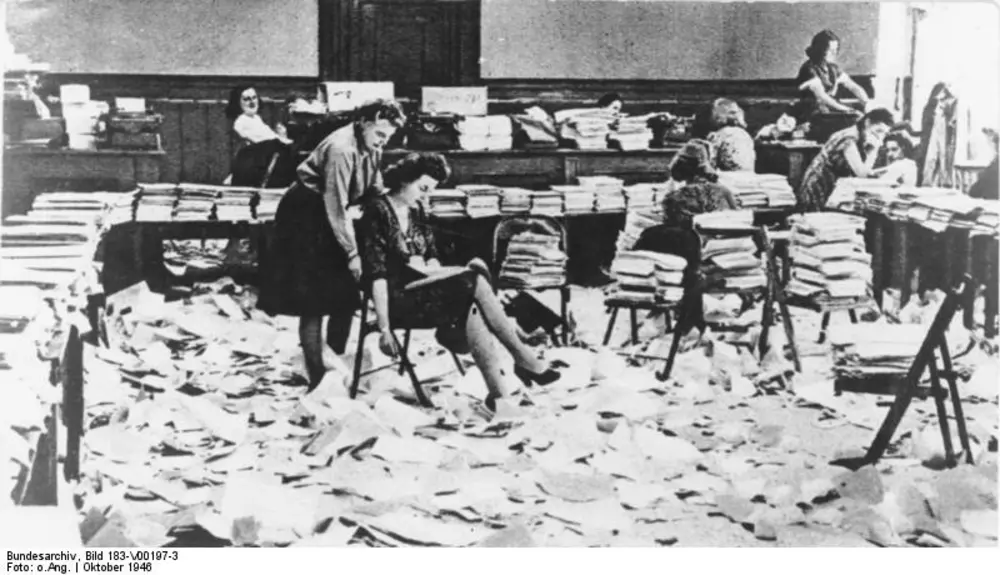 Das BÃ¼ro fÃ¼r Druckschriftenherstellung nach dem Ende des ersten NÃ¼rnberger Prozesses gegen die Hauptkriegsverbrecher. Foto: Bundesarchiv, Bild 183-V00197-3 / CC-BY-SA 3.0.
