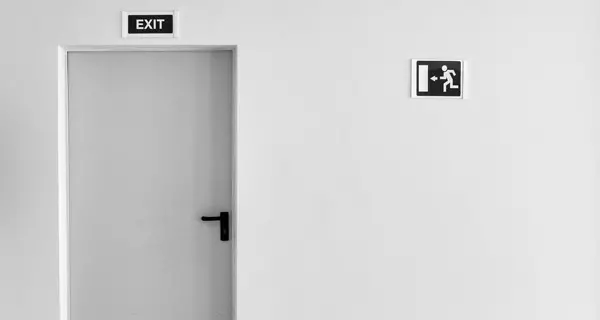 TÃ¼r mit "exit"-Schild. Foto: unsplash.com / Michael Jasmund. 