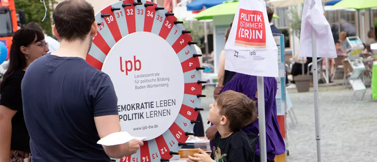 Infostand der Landeszentrale fÃ¼r politische Bildung mit GlÃ¼ckrad. Foto: LpB