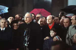 Vorsitzender des DDR-Ministerrates Hans Modrow, Bundeskanzler Helmut Kohl und der Regierende Bürgermeister Walter Momper (West-Berlin) während der Öffnung des Brandenburger Tores am 22. Dezember 1989. Bild: Wikimedia Commons. SSGT F. Lee Corkran Vorsitzender des DDR-Ministerrates Hans Modrow, Bundeskanzler Helmut Kohl und der Regierende Bürgermeister Walter Momper (West-Berlin) während der Öffnung des Brandenburger Tores am 22. Dezember 1989. Bild: Wikimedia Commons. SSGT F. Lee Corkran.