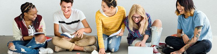 Gruppe von Jugendlichen haben SpaÃŸ beim Lernen. Foto: Adobe Stock
