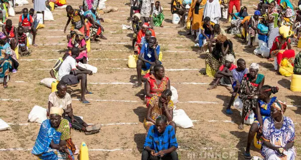 SÃ¼dsudanesische FlÃ¼chtlinge beim â€žSocial Distancingâ€œ, wÃ¤hrend sie auf eine Lebensmittelverteilung im Lager Kakuma in Kenia warten. Â© UNHCR/Samuel Otieno 