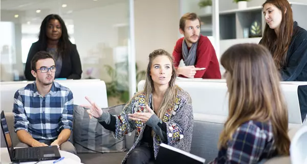 Junge Menschen im GesprÃ¤ch. Foto: pixabay/free-photos