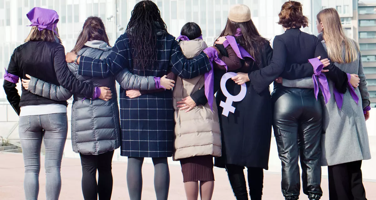 Internationaler Frauentag. Gruppe von Frauen mit Frauenzeichen in der Hand. Foto: Adobe Stock | Clara