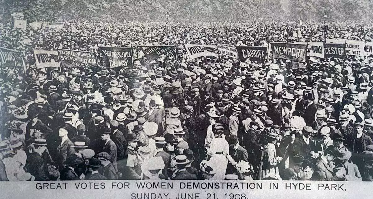 GroÃŸe Demonstration zum Frauenwahlrecht im Hyde-Park, 21. Juni 1908. Foto: Womenâ€™s Library, London School of Economics, TWL.2002.335