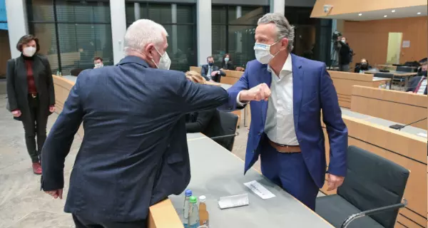 Fritz Kuhn (links) begrÃ¼ÃŸt seinen Nachfolger Frank Nopper. Foto: Leif Piechowski/Stadt Stuttgart