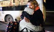 Dossier: Frauen, Flucht und Migration. Ukrainerin trÃ¶stet ihre Tochter. Foto: picture alliance /ZUMAPRESS.com | Alex Chan Tsz Yuk