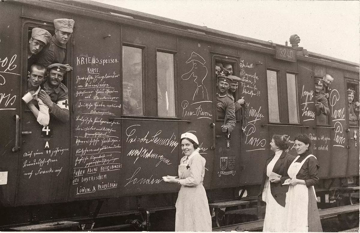 Soldaten auf dem Ulmer Bahnhof bei der Abfahrt an die Front. Stadtarchiv Ulm, H HÃ¤usele Nr. 180a