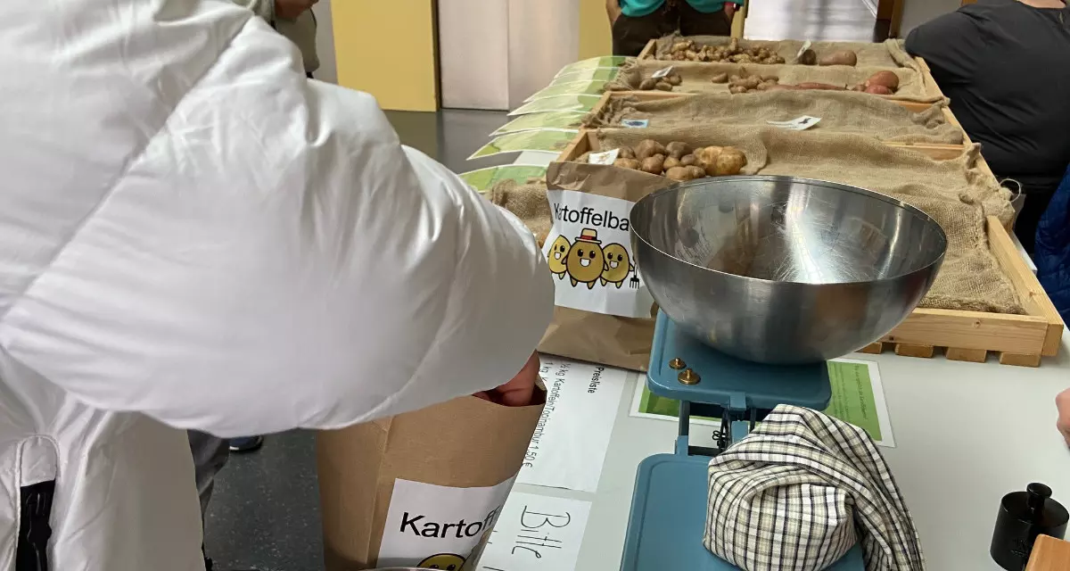 Viktoria und Lukas: â€žUns begeistert die Vielseitigkeit des FÃ–J, die diversen TÃ¤tigkeiten und all die verschiedenen Menschen, mit denen wir tolle Aktionen durchfÃ¼hren. Hier haben wir zum Beispiel Schulkinder dabei unterstÃ¼tzt, ihre selbst angebauten und geernteten Kartoffeln im Rathaus zu verkaufen.â€œ