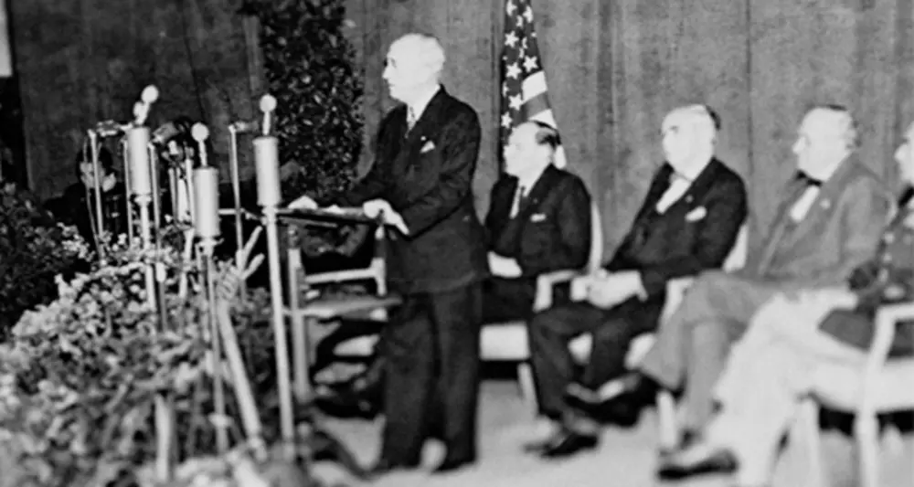 James F. Byrnes am 6. September 1946 bei seiner "Rede der Hoffnung" im WÃ¼rttembergischen Staatstheater. Foto: Stadtarchiv Stuttgart, F55489.