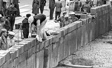 Bau der Berliner Mauer: Unter der Aufsicht von bewaffneten Volkspolizisten errichtet eine Ostberliner Maurerkolonne am Potsdamer Platz eine mannshohe Mauer. Quelle: dpa - Bildarchiv. Fotograf: UPI. 