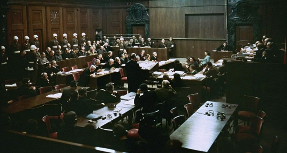 Das Internationale MilitÃ¤rgericht gegen Kriegsverbrecher in NÃ¼rnberg. Foto: United States Holocaust Memorial Museum, courtesy of National Archives and Records Administration; public domain.