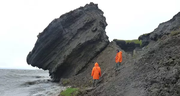 AWI-Permafrostexperten untersuchen die erodierende KÃ¼ste auf der sibirischen Insel Sobo-Sise im Ã¶stlichen Lena-Delta. Foto: AWI/Guido Grosse.