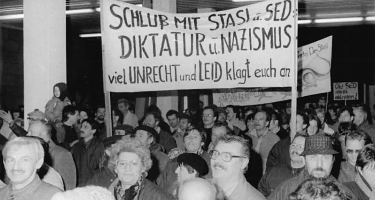 Berlin, StÃ¼rmung Stasi-Zentrale. Bild: Bundesarchiv Bild 183-1990-0116-013 Ã¼ber Wikimedia Commons. Uhlemann, Thomas. CC-BY-SA-3.0-de.