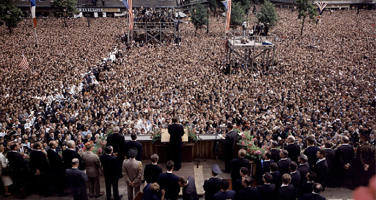„Ich bin ein Berliner.“ Rede des US-Präsidenten Kennedy, 26. Juni 1963. Quelle: Wikipedia / Robert Knudsen, White House - The John F. Kennedy Presidential Library and Museum, Boston; Public Domain.