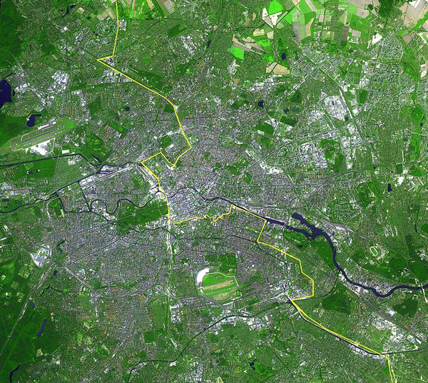 Lage der Berliner Mauer (gelb), eingezeichnet auf einem Satellitenbild von 2002. Lage der Berliner Mauer (gelb), eingezeichnet auf einem Satellitenbild von 2002.