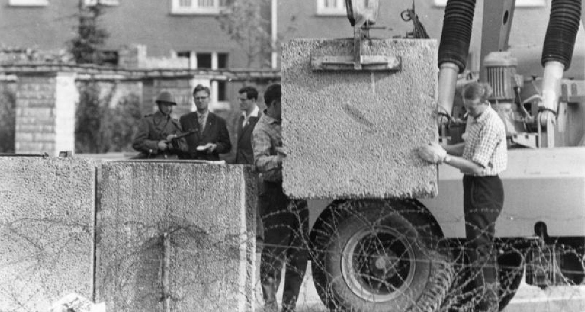 Mauerbau in Berlin im August 1961. Bundesarchiv, Bild 173-1321 / Helmut J. Wolf / CC-BY-SA 3.0 Mauerbau in Berlin im August 1961. Bundesarchiv, Bild 173-1321 / Helmut J. Wolf / CC-BY-SA 3.0
