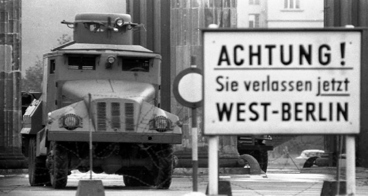 Wasserwerfer vor dem Brandenburger Tor in Berlin zur Zeit des Mauerbaus. Quelle: Bundesarchiv, Bild 173-1282 / Helmut J. Wolf / CC-BY-SA 3.0. Wasserwerfer vor dem Brandenburger Tor in Berlin zur Zeit des Mauerbaus. Quelle: Bundesarchiv, Bild 173-1282 / Helmut J. Wolf / CC-BY-SA 3.0.