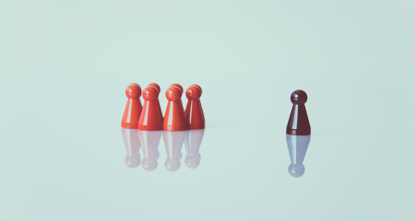 zum Dossier (Ausgrenzung, symbolisiert mit Spielfiguren. Foto: unsplash.com | Markus Spiske)