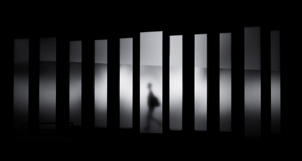 zum Dossier (Schatten hinter Spiegel als Symbolbild für Einsamkeit. Foto: Photo by David Werbrouck on Unsplash.com) zum Dossier (Schatten hinter Spiegel als Symbolbild für Einsamkeit. Foto: Photo by David Werbrouck on Unsplash.com)