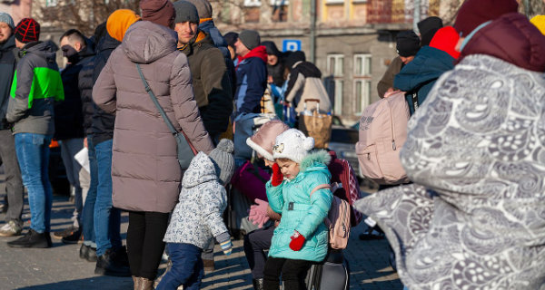 FlÃ¼chtlinge im polnischen Grenzort PrzemyÅ›l am 27. Februar 2022. Mirek Pruchnicki, Wikipedia, CC BY 2.0