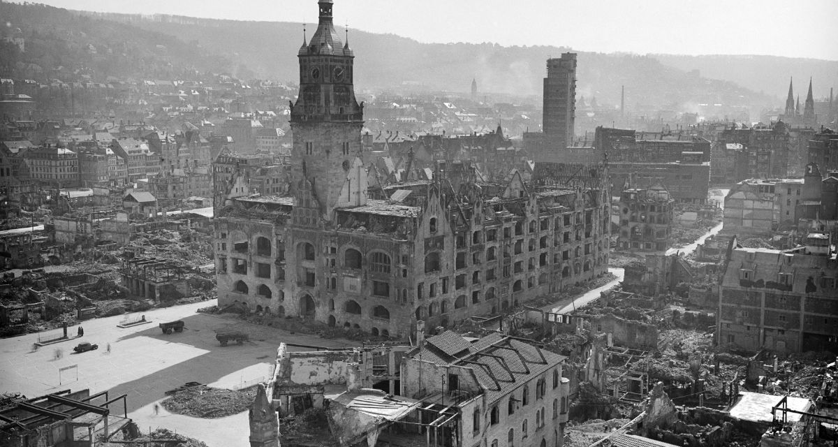 Stuttgart nach Ende des Krieges 1946. Foto: LMZ Baden-Württemberg. Stuttgart nach Ende des Krieges 1946. Im Vordergrund: Das Stuttgarter Rathaus.