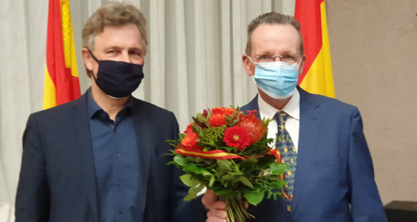 Nach dem deutlichen Erfolg bei der OB-Wahl geht Dr. Frank Mentrup gestÃ¤rkt in seine zweite Amtszeit. Gemeindewahlleiter Dr. Albert KÃ¤uflein (rechts) gratuliert dem Gewinner zum Wahlsieg. Foto: FrÃ¤nkle/Stadt Karlsruhe