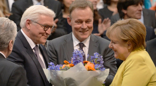 Bundeskanzlerin Dr. Angela Merkel gratuliert Dr. Frank-Walter Steinmeier Bundeskanzlerin Dr. Angela Merkel gratuliert Dr. Frank-Walter Steinmeier