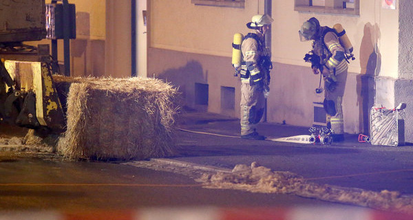 Einsatzkräfte sichern am 29.01.2016 vor einer Flüchtlingsunterkunft in Villingen-Schwenningen einen Tatort ab. Unbekannte hatten einen Anschlag mit einer Handgranate verübt. Einsatzkräfte sichern am 29.01.2016 vor einer Flüchtlingsunterkunft in Villingen-Schwenningen einen Tatort ab. Unbekannte hatten einen Anschlag mit einer Handgranate verübt. Foto: Marc Eich/dpa.