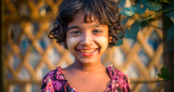 Ein junges Kind, ein Rohingya-FlÃ¼chtling, lebt im Exil in einer der grÃ¶ÃŸten Siedlungen der Welt, dem FlÃ¼chtlingslager Kutupalong im SÃ¼dosten Bangladeschs, 2018. Quelle: UNHCR / Roger Arnold.