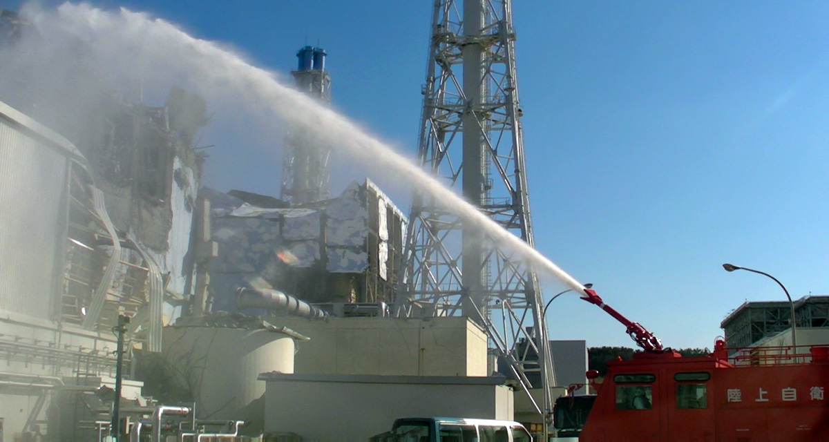 Das zerstörte AKW in Fukushima Arbeiten im Kernkraftwerk nach dem Erdbeben. Foto: wikimedia.org / Rikujojieitai Boueisho; CC BY-SA 3.0.