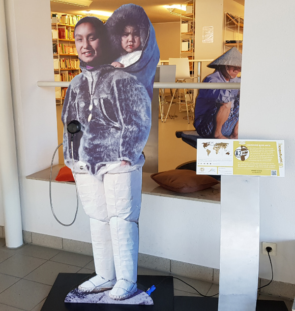 Frau der Inuit mit Baby aus Grönland aus der Wanderausstellung „Klimaflucht“ der Deutschen Klimastiftung. Foto: LpB BW Frau der Inuit mit Baby aus Grönland. Foto: LpB BW